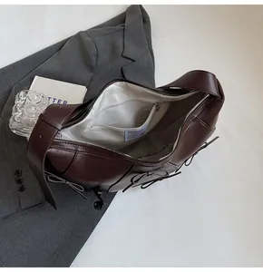 Vue détaillée de l'intérieur du sac en cuir marron avec poche zippée et étiquette