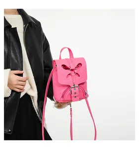 Détail du mini sac papillon rose avec cuir texturé et grande boucle en métal argenté