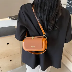 Sac à bandoulière bicolore marron minimaliste en cuir et tissu pour femmes