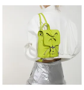 Détail du mini sac à dos papillon vert citron montrant le cuir grainé et les détails argentés