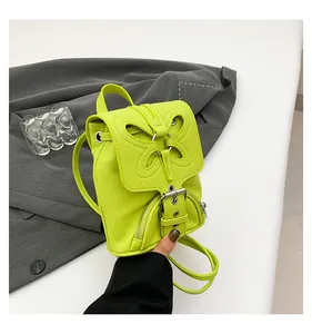 Détail du mini sac à dos papillon vert fluo avec texture de litchi et boucle argentée