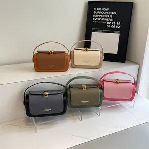Mini sac à main minimaliste avec texture tissée et fermoir coquille doré en couleurs