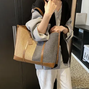 Shopper-Tasche mit braunem Webmuster und grauem Strick-Design am Modell getragen