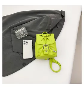 Vue de dessus du mini sac à dos vert citron avec motif papillon et cuir grainé élégant