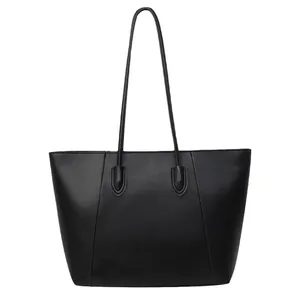 Grand cabas noir en similicuir mat avec fines bandoulières et design minimaliste élégant