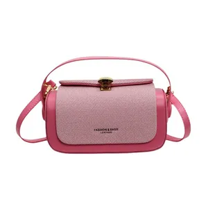 Sac à main rose à la mode avec fermoir doré et rabat texturé pour femmes