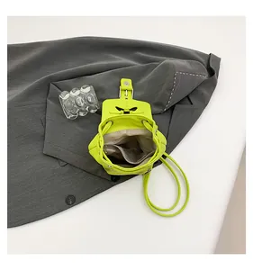 Vue intérieure du mini sac à cordon vert néon avec poche zippée et doublure