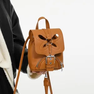 Mini sac à dos papillon en cuir caramel avec bandoulière et finitions argentées