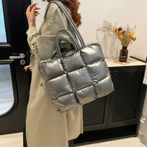 Borsa tote trapuntata argento con finitura metallica e grande motivo a quadri su modella