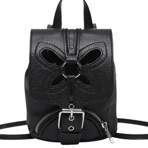 Sac à dos en cuir noir motif papillon avec anneau argenté et poche à boucle