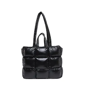 Borsa tote nera trapuntata lucida con doppi manici e motivo a quadri minimalista