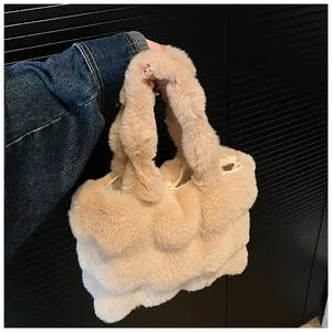 Detalle de bolso tote de felpa suave con textura de piel sintética ondulada