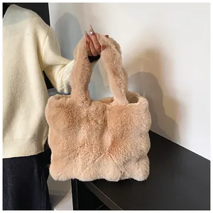 Detalle de la suave textura de pelo sintético en este bolso tote caqui con asas
