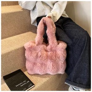 Detalle del bolso tote de piel sintética rosa con textura suave y asas de felpa suave