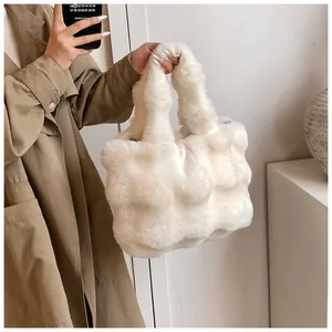 Detalle del bolso tote de felpa blanca con textura 3D y asas dobles acolchadas