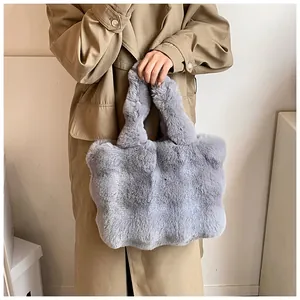 Detalle de bolso tote de piel sintética gris con textura suave y diseño espacioso