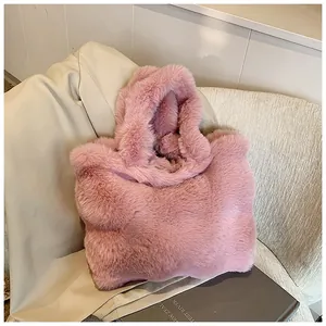 Detalle de textura de piel sintética rosa y asa integrada de un bolso tote de peluche