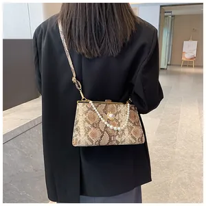 Sac à main tendance à motif serpent avec anse en perles et fermoir métallique