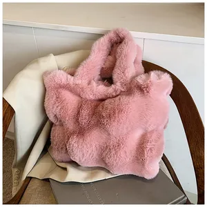 Primer plano de la textura del bolso tote de felpa rosa en una silla de madera elegante