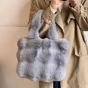 Bolso tote gris de piel sintética con textura de cuadros y una gabardina beige