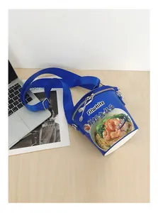 Dettaglio della borsa a secchiello creativa a forma di noodle con cerniera a forchetta