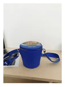 Dettaglio della borsa a secchiello creativa blu Klein con design ramen ai gamberi