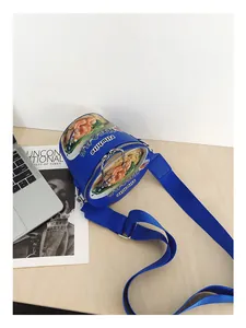 Dettaglio della borsa a secchiello blu con stampa alimentare su tavolo di legno e accessori