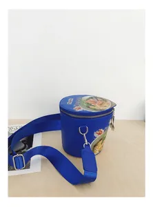 Dettaglio della borsa a secchiello blu con motivo creativo di noodles e ciondolo