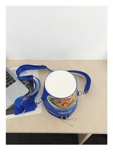 Dettaglio borsa a secchiello blu stile noodle con cerniera a forchetta e tracolla