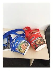 Dettaglio delle borse a secchiello ispirate ai noodles con tracolle regolabili