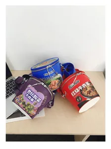 Dettaglio delle borse a secchiello cilindriche in pelle PU lucida viola, blu e rossa con zip