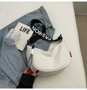 Detail der cremefarbenen Halbmond-Umhängetasche mit FASHION-Schultergurt aus Canvas
