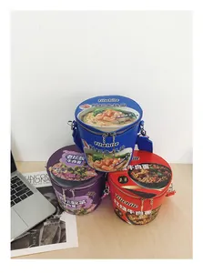 Dettagli ravvicinati delle borse a tracolla a forma di secchiello di noodle vari colori