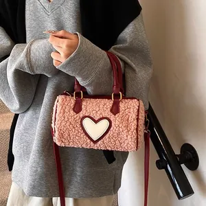 Roze fleece Boston tas met wit hartmotief en rode lederen handvaten voor de herfstmode