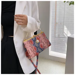 Détail du motif serpent avec cadre doré et décoration de perles sur le sac à main