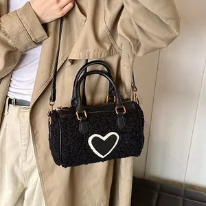 Chique zwarte pluche boston tas met hartjespatch en goudkleurige hardware voor dames