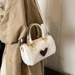 Witte Boston-tas van pluizig fleece met bruine hartvormige patch en lederen riemen
