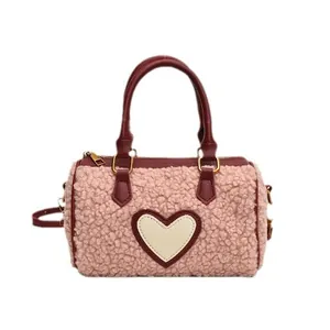 Roze pluche handtas van imitatiebont met rode details en een wit hartjesontwerp
