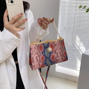 Sac à main vintage motif serpent avec poignée en perles et cadre en métal chic