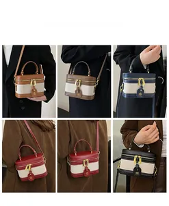 Viste dettagliate della modella con la borsa a tracolla rétro in vari colori