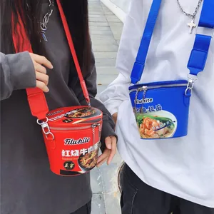 Borsa a tracolla creativa a forma di tazza di noodle con cerniera a forchetta