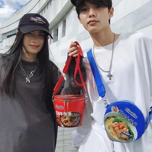 Borsa a secchiello creativa a forma di spaghetti istantanei in pelle rossa e blu con tracolla