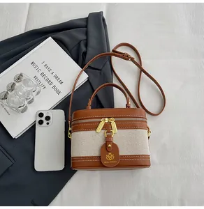 Vista dall'alto di una borsa a scatola vintage con pelle marrone e tela beige a contrasto