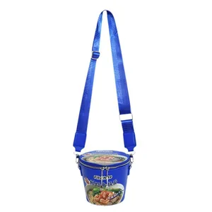 Borsa a secchiello blu creativa con design a tazza di noodle e tracolla regolabile
