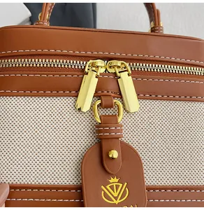 Dettaglio della borsa vintage con cuciture in pelle marrone e doppie zip dorate