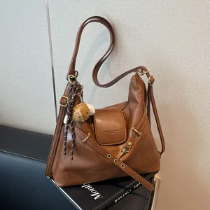 Bolso Tote de Gran Capacidad para Mujer en Cuero PU Retro Multiuso de Hombro Cruzado Mochila Con Colgante de Béisbol Moda Viajera