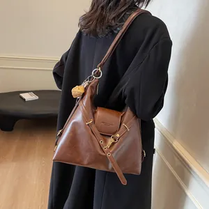 Bolso tote vintage de cuero marrón para mujer de gran capacidad con colgante