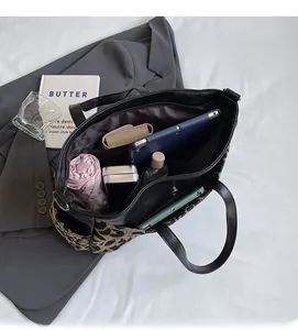 Vue de dessus du grand sac cabas montrant sa capacité pour iPad et parapluie