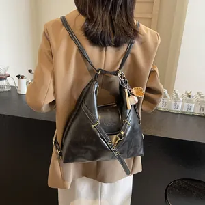 Mochila grande de cuero vintage negro con correas ajustables y textura suave