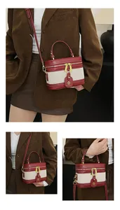 Dettaglio borsa vintage in tela e pelle con cuciture a contrasto e zip dorata